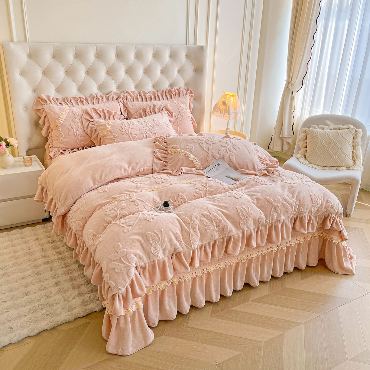 91家纺网 家纺一手货源 找家纺 宜凡家纺 2025新款兔绒提花花边牛奶绒床盖四件套 万物生-柔肤玉