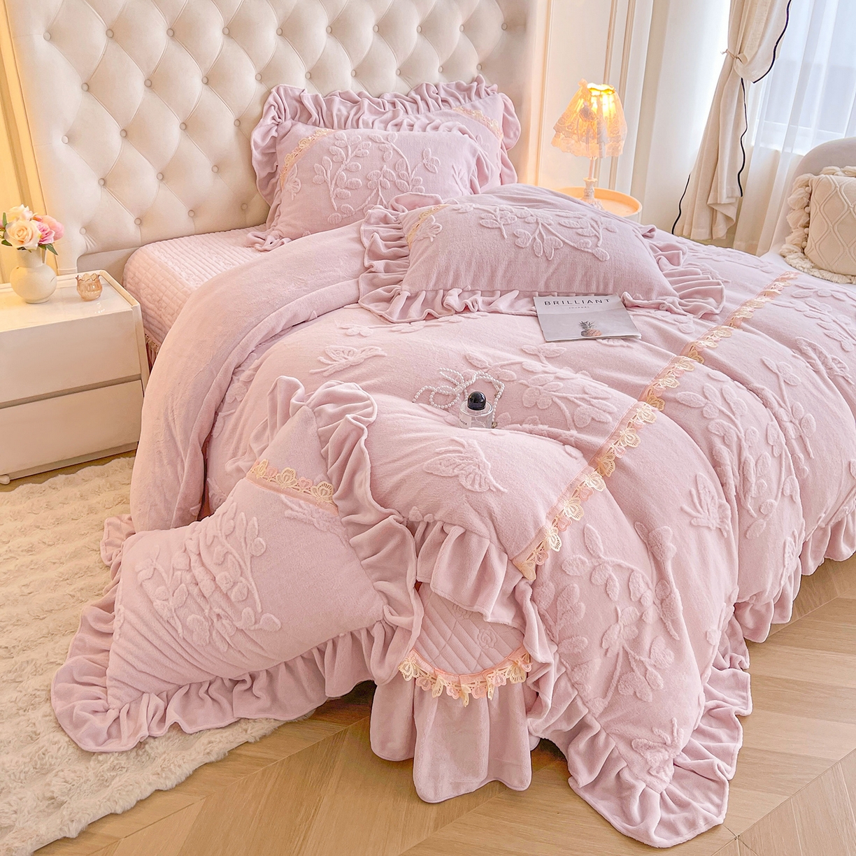 91家纺网 家纺一手货源 找家纺 宜凡家纺 2025新款兔绒提花花边牛奶绒床盖四件套 万物生-淡雅紫