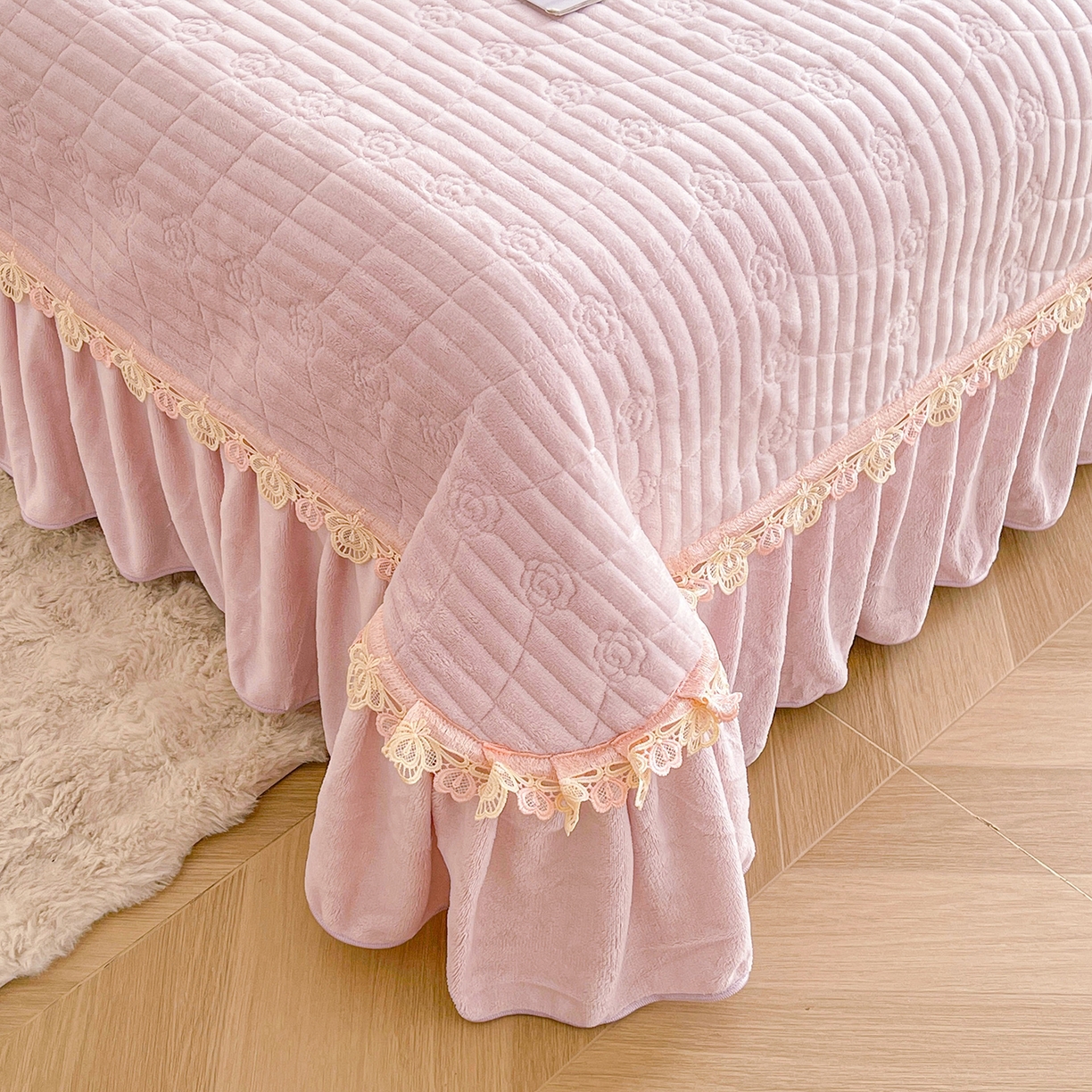 91家纺网 家纺一手货源 找家纺 宜凡家纺 2025新款兔绒提花花边牛奶绒床盖四件套 万物生-淡雅紫