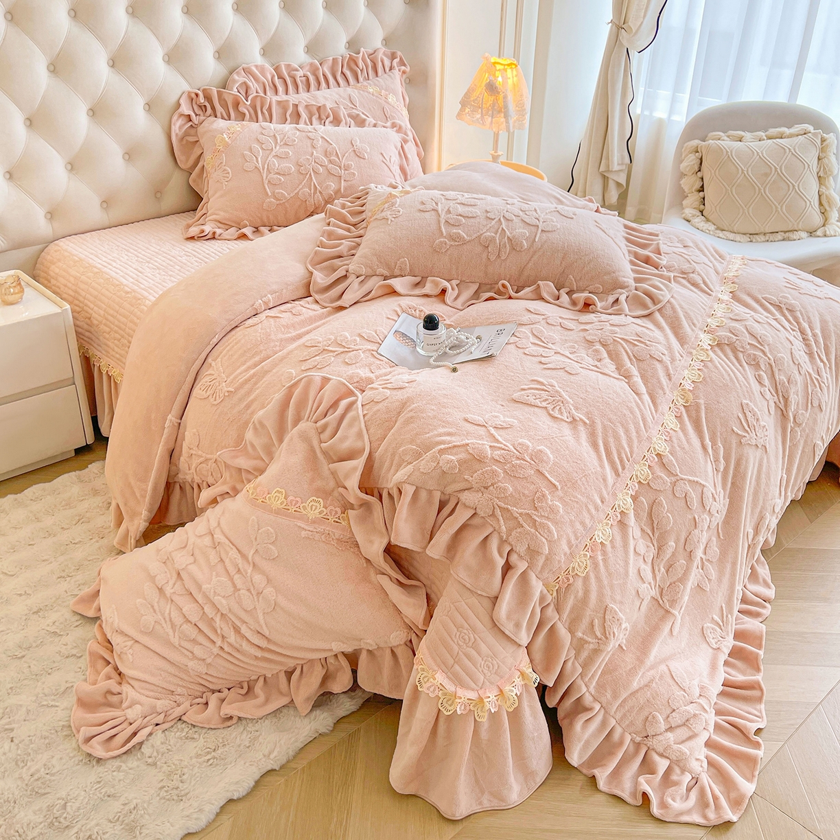 91家纺网 家纺一手货源 找家纺 宜凡家纺 2025新款兔绒提花花边牛奶绒床盖四件套 万物生-柔肤玉