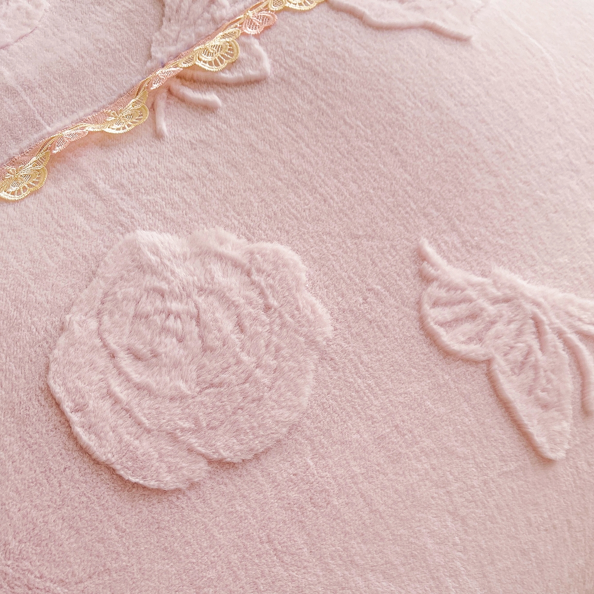 91家纺网 家纺一手货源 找家纺 宜凡家纺 2025新款兔绒提花花边牛奶绒床盖四件套 蝶恋花-优雅紫