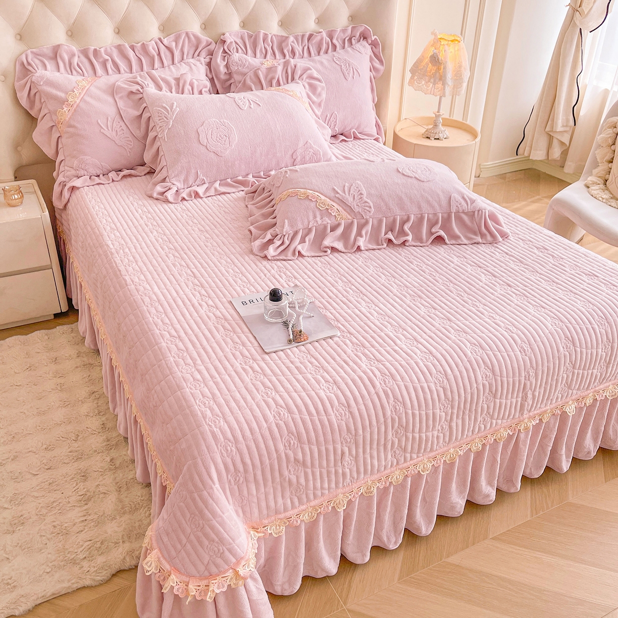 91家纺网 家纺一手货源 找家纺 宜凡家纺 2025新款兔绒提花花边牛奶绒床盖四件套 蝶恋花-优雅紫