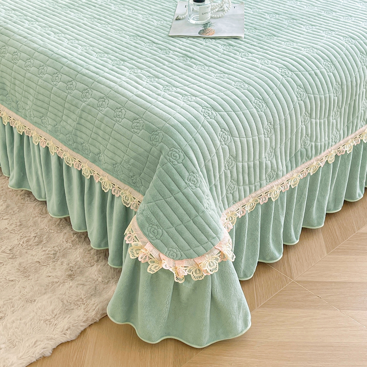 91家纺网 家纺一手货源 找家纺 宜凡家纺 2025新款兔绒提花花边牛奶绒床盖四件套 万物生-青果绿