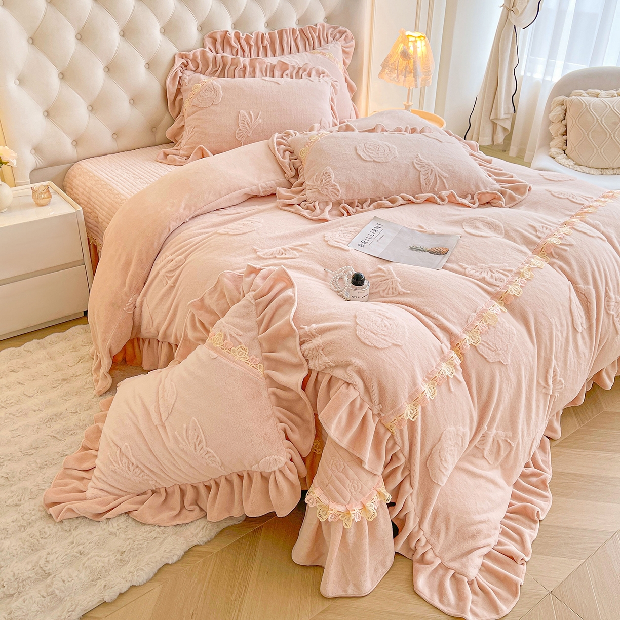 91家纺网 家纺一手货源 找家纺 宜凡家纺 2025新款兔绒提花花边牛奶绒床盖四件套 蝶恋花-仙女粉