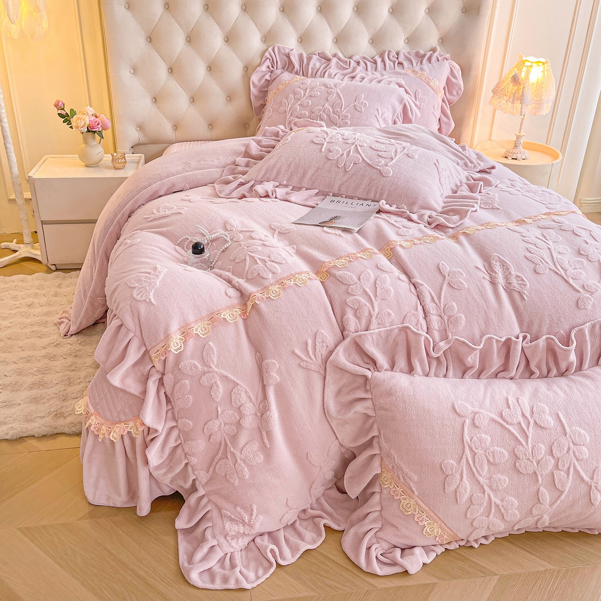 91家纺网 家纺一手货源 找家纺 宜凡家纺 2025新款兔绒提花花边牛奶绒床盖四件套 万物生-淡雅紫