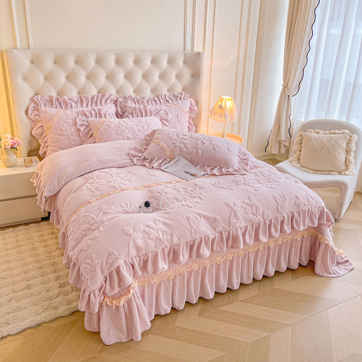 91家纺网 家纺一手货源 找家纺 宜凡家纺 2025新款兔绒提花花边牛奶绒床盖四件套 万物生-淡雅紫