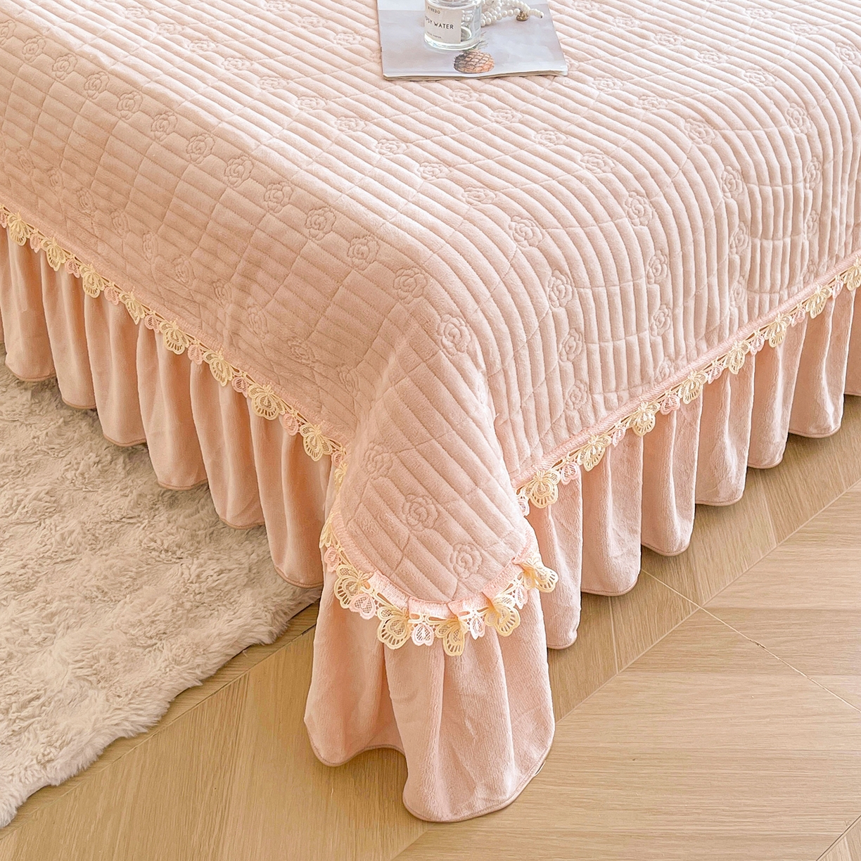 91家纺网 家纺一手货源 找家纺 宜凡家纺 2025新款兔绒提花花边牛奶绒床盖四件套 万物生-柔肤玉