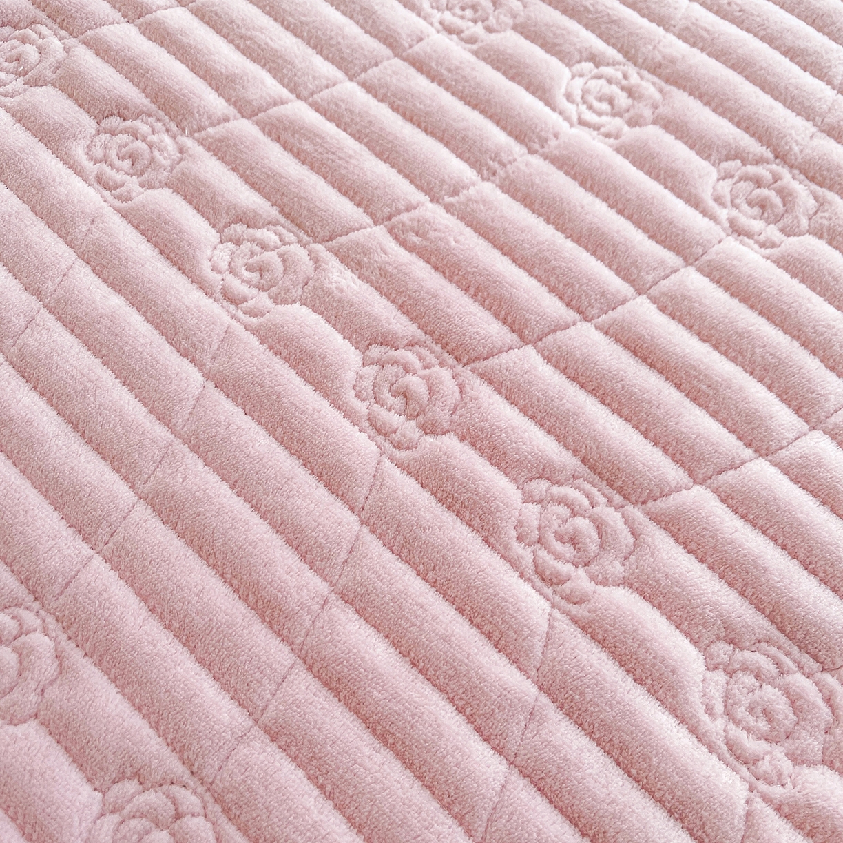 91家纺网 家纺一手货源 找家纺 宜凡家纺 2025新款兔绒提花花边牛奶绒床盖四件套 蝶恋花-优雅紫