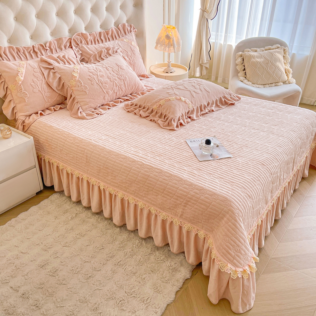 91家纺网 家纺一手货源 找家纺 宜凡家纺 2025新款兔绒提花花边牛奶绒床盖四件套 万物生-柔肤玉