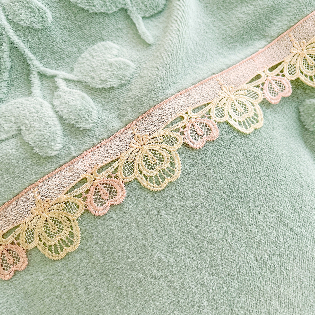 91家纺网 家纺一手货源 找家纺 宜凡家纺 2025新款兔绒提花花边牛奶绒床盖四件套 万物生-青果绿