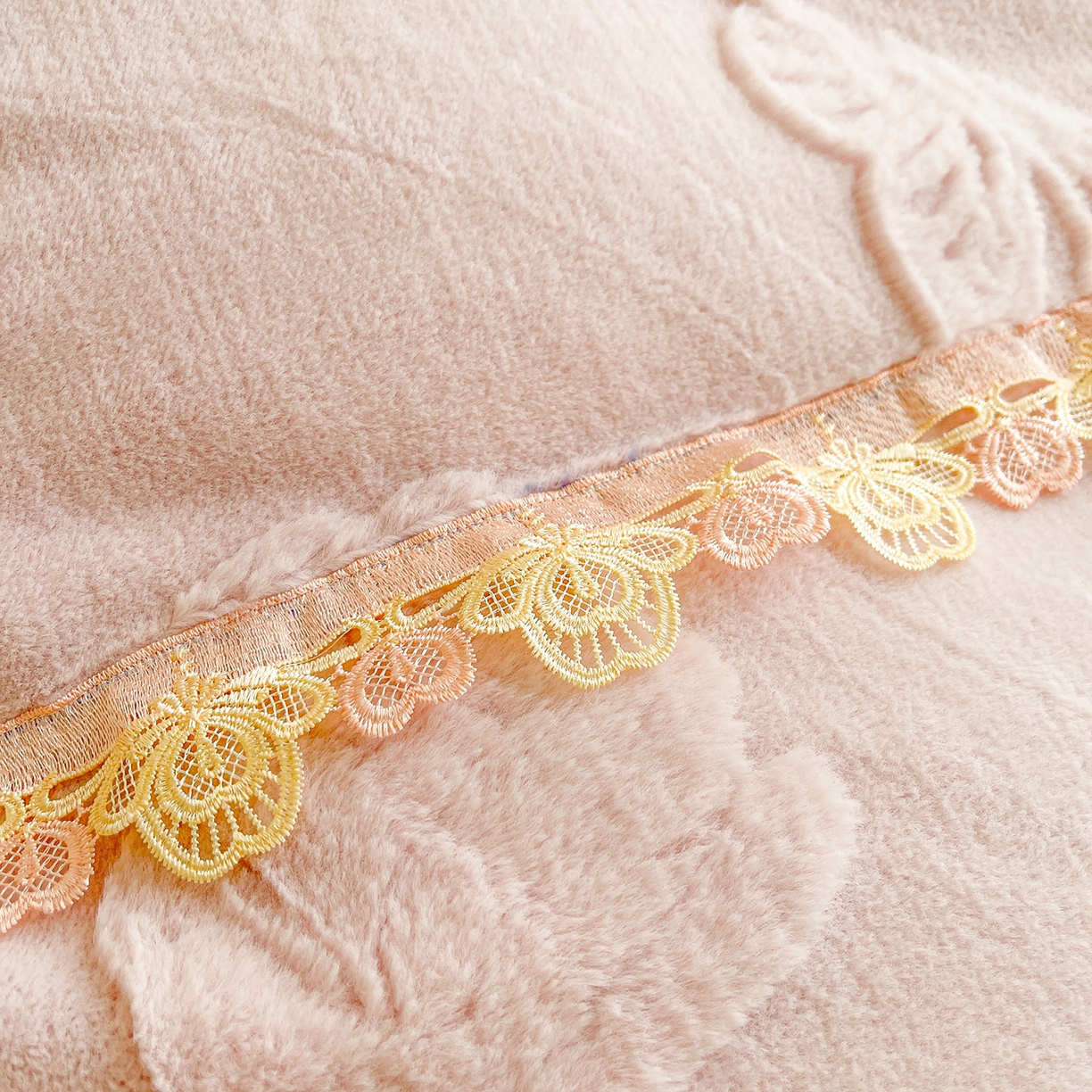 91家纺网 家纺一手货源 找家纺 宜凡家纺 2025新款兔绒提花花边牛奶绒床盖四件套 蝶恋花-仙女粉