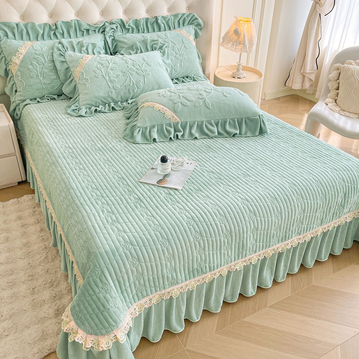 91家纺网 家纺一手货源 找家纺 宜凡家纺 2025新款兔绒提花花边牛奶绒床盖四件套 万物生-青果绿