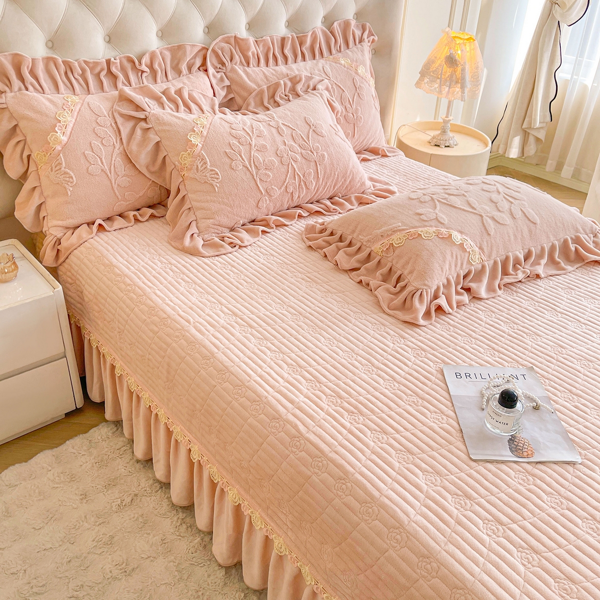 91家纺网 家纺一手货源 找家纺 宜凡家纺 2025新款兔绒提花花边牛奶绒床盖四件套 万物生-柔肤玉