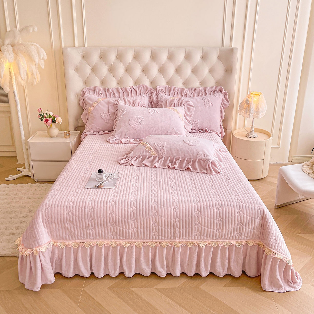 91家纺网 家纺一手货源 找家纺 宜凡家纺 2025新款兔绒提花花边牛奶绒床盖四件套 蝶恋花-优雅紫