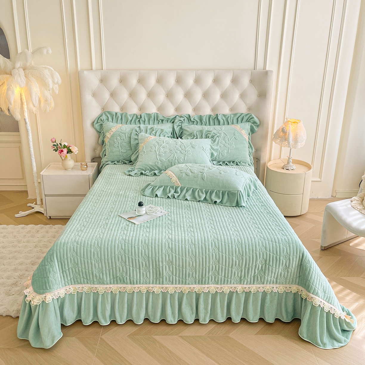 91家纺网 家纺一手货源 找家纺 宜凡家纺 2025新款兔绒提花花边牛奶绒床盖四件套 万物生-青果绿