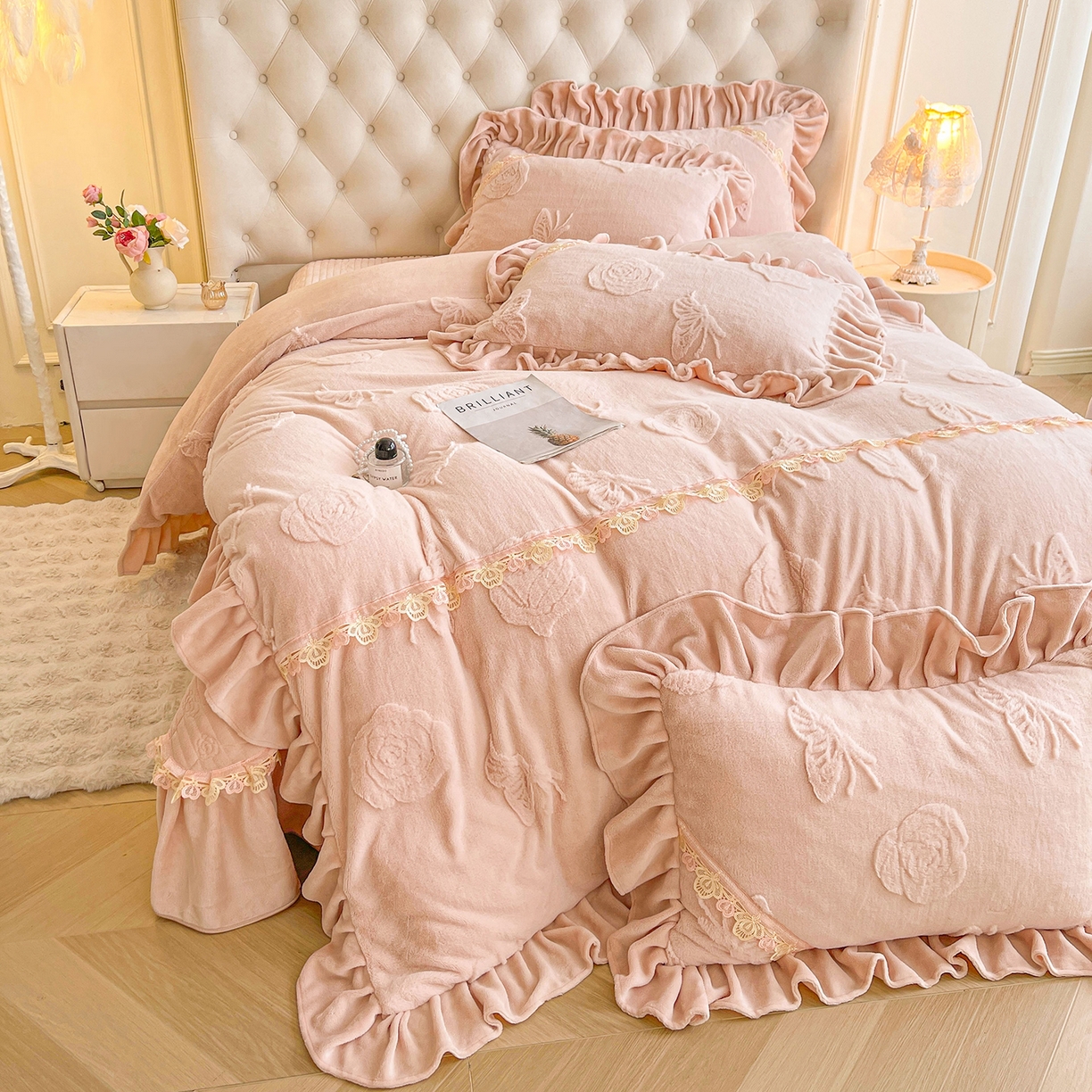 91家纺网 家纺一手货源 找家纺 宜凡家纺 2025新款兔绒提花花边牛奶绒床盖四件套 蝶恋花-仙女粉