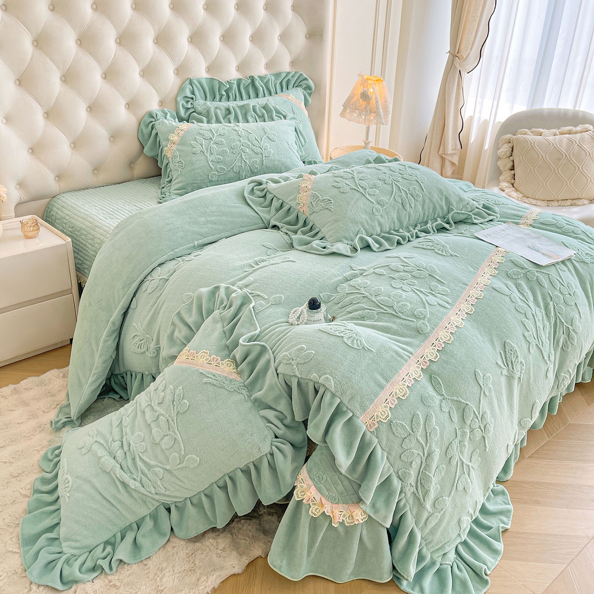 91家纺网 家纺一手货源 找家纺 宜凡家纺 2025新款兔绒提花花边牛奶绒床盖四件套 万物生-青果绿