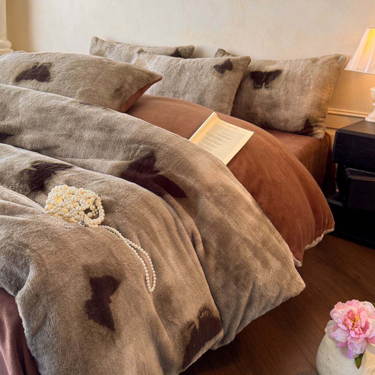 91家纺网 家纺一手货源 找家纺 （总）吾秀家居 绒城 2025 美拉德260克数码兔毛四件套 牛奶绒四件套 - 可可系列