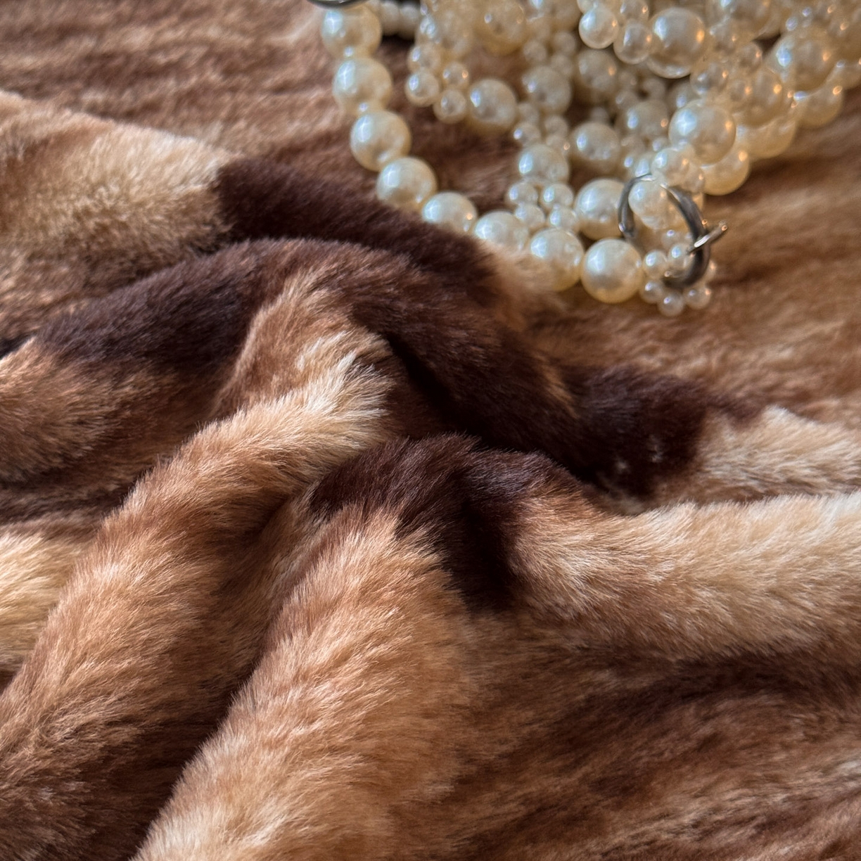 91家纺网 家纺一手货源 找家纺 吾秀家居 绒城 2025 美拉德260克数码兔毛四件套 牛奶绒四件套 - 可可系列 焦糖蝶舞