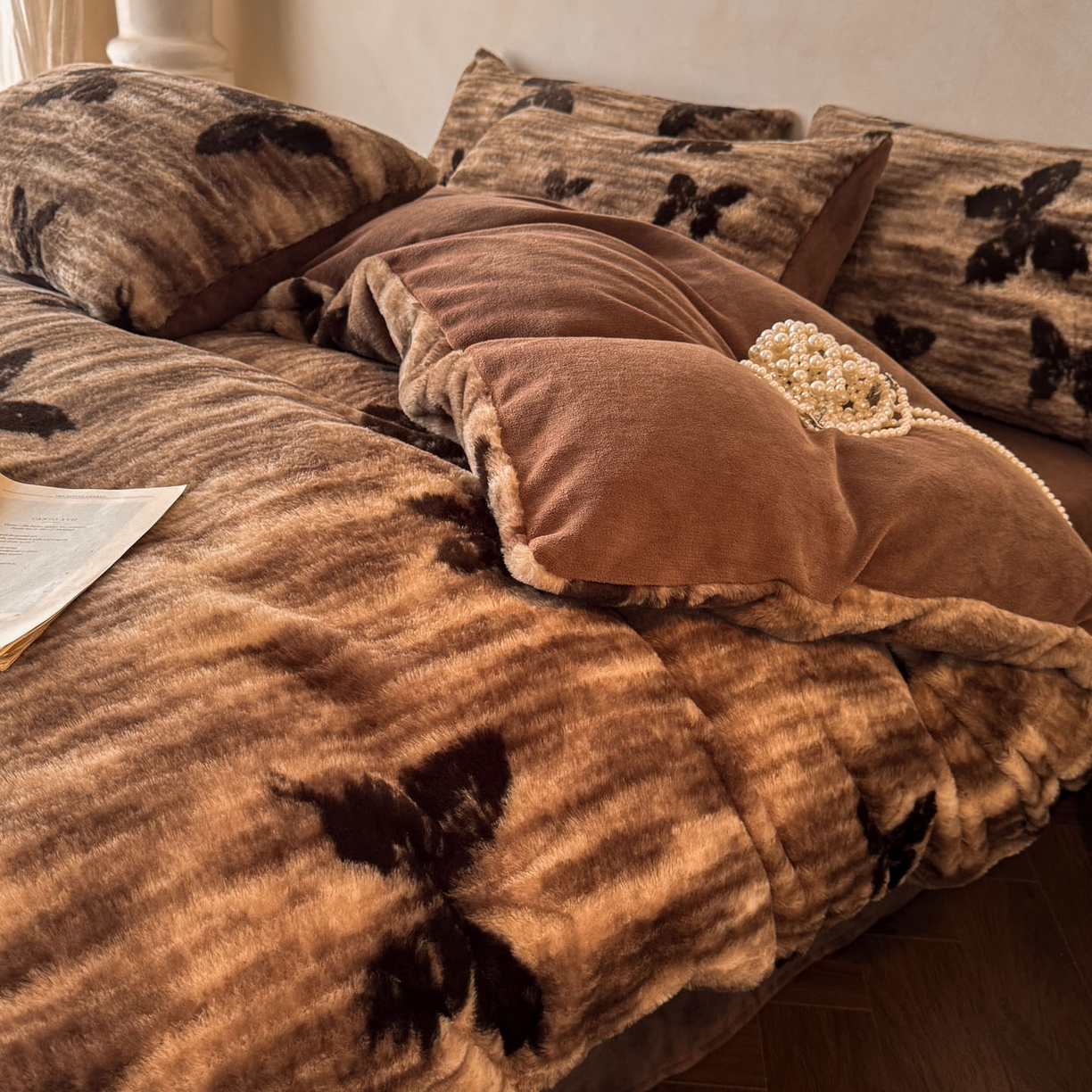 91家纺网 家纺一手货源 找家纺 吾秀家居 绒城 2025 美拉德260克数码兔毛四件套 牛奶绒四件套 - 可可系列 焦糖蝶舞