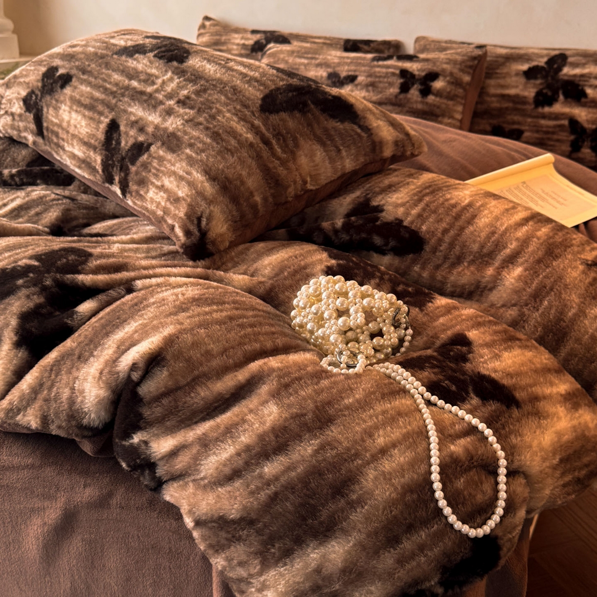 91家纺网 家纺一手货源 找家纺 吾秀家居 绒城 2025 美拉德260克数码兔毛四件套 牛奶绒四件套 - 可可系列 焦糖蝶舞