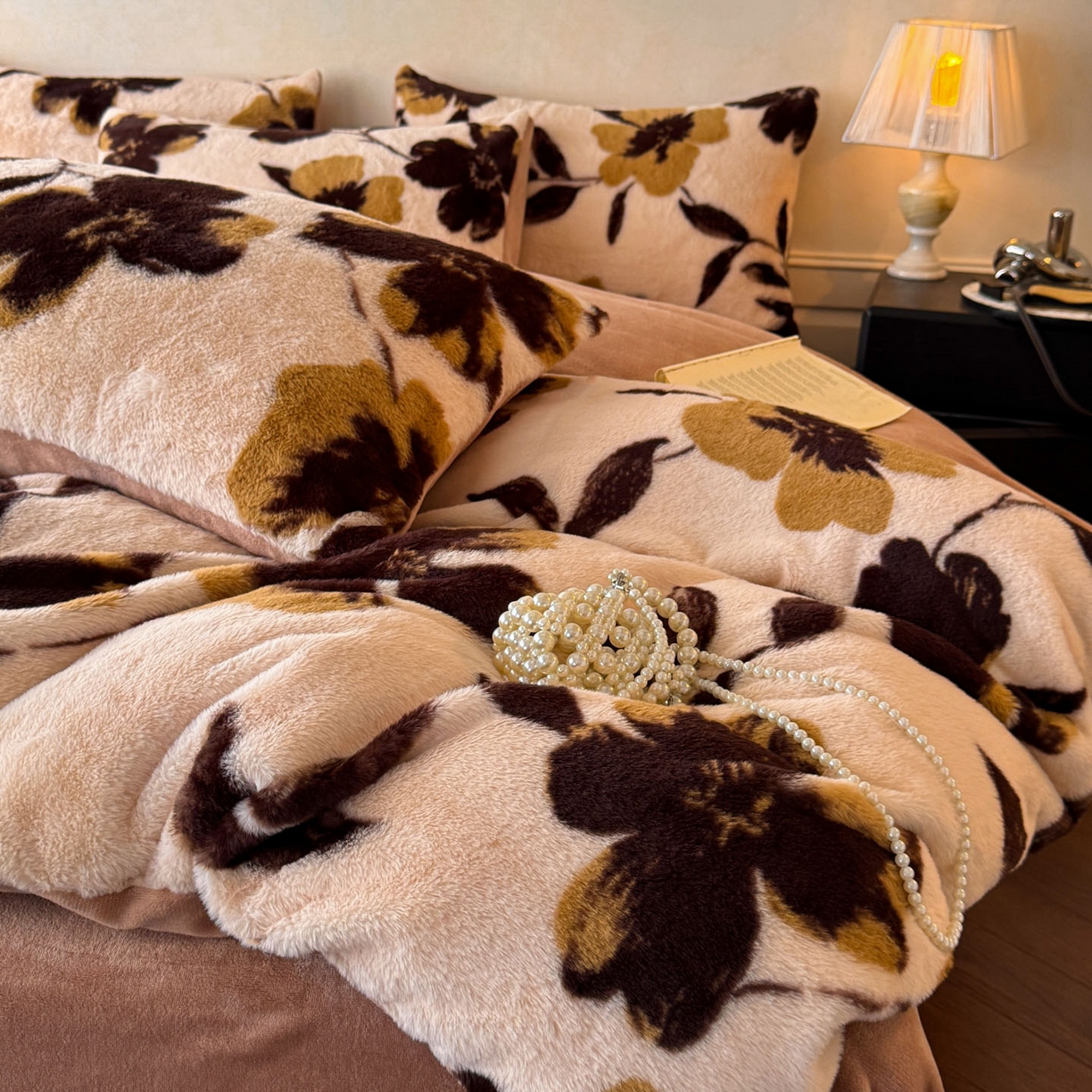 91家纺网 家纺一手货源 找家纺 吾秀家居 绒城 2025 美拉德260克数码兔毛四件套 牛奶绒四件套 - 可可系列 花间汐月