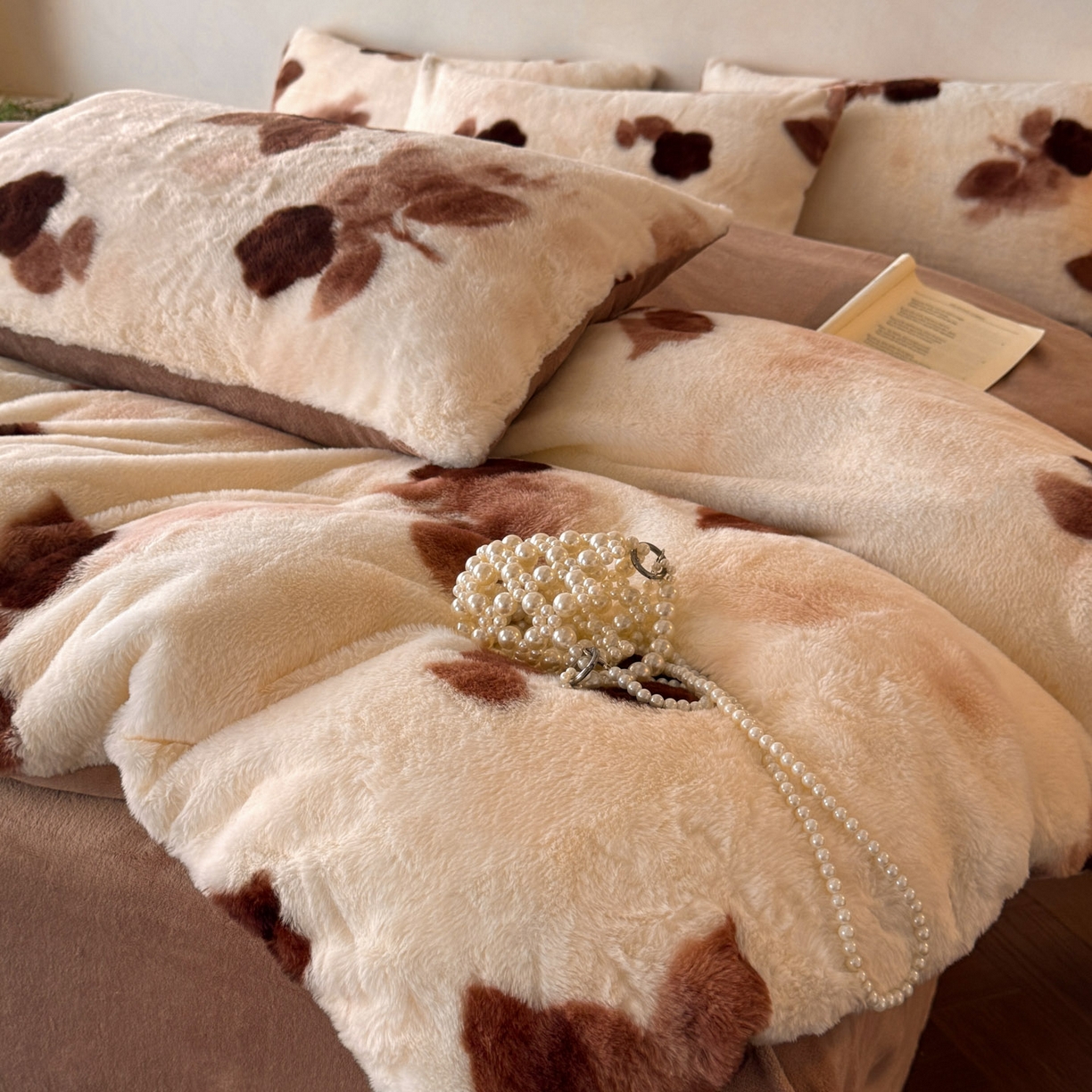 91家纺网 家纺一手货源 找家纺 吾秀家居 绒城 2025 美拉德260克数码兔毛四件套 牛奶绒四件套 - 可可系列 花盈