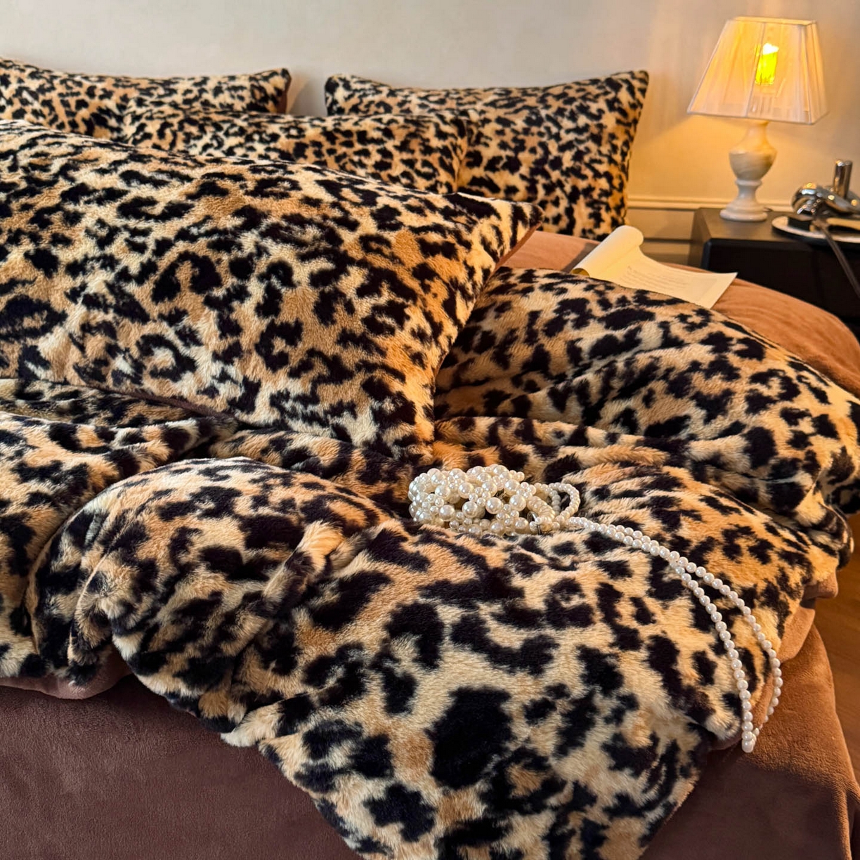 91家纺网 家纺一手货源 找家纺 吾秀家居 绒城 2025 美拉德260克数码兔毛四件套 牛奶绒四件套 - 可可系列 经典豹纹