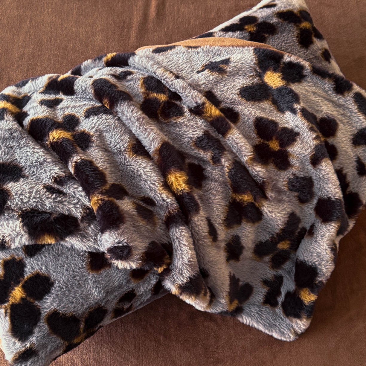 91家纺网 家纺一手货源 找家纺 吾秀家居 绒城 2025 美拉德260克数码兔毛四件套 牛奶绒四件套 - 可可系列 蝴蝶豹纹