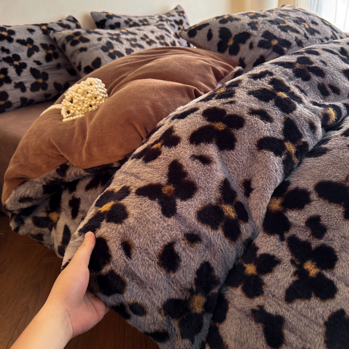 91家纺网 家纺一手货源 找家纺 吾秀家居 绒城 2025 美拉德260克数码兔毛四件套 牛奶绒四件套 - 可可系列 蝴蝶豹纹