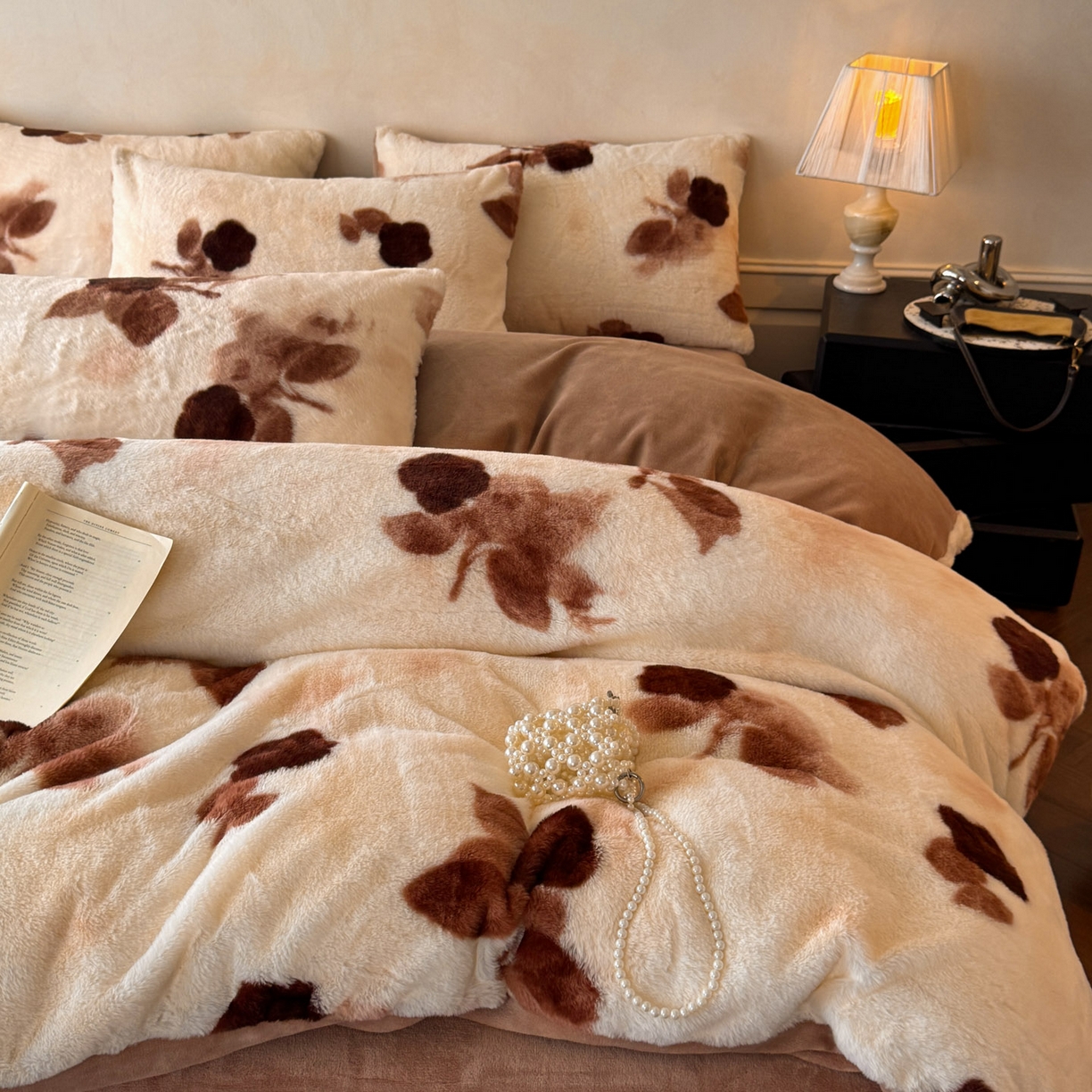 91家纺网 家纺一手货源 找家纺 吾秀家居 绒城 2025 美拉德260克数码兔毛四件套 牛奶绒四件套 - 可可系列 花盈