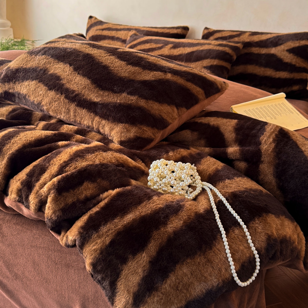 91家纺网 家纺一手货源 找家纺 吾秀家居 绒城 2025 美拉德260克数码兔毛四件套 牛奶绒四件套 - 可可系列 斑马棕