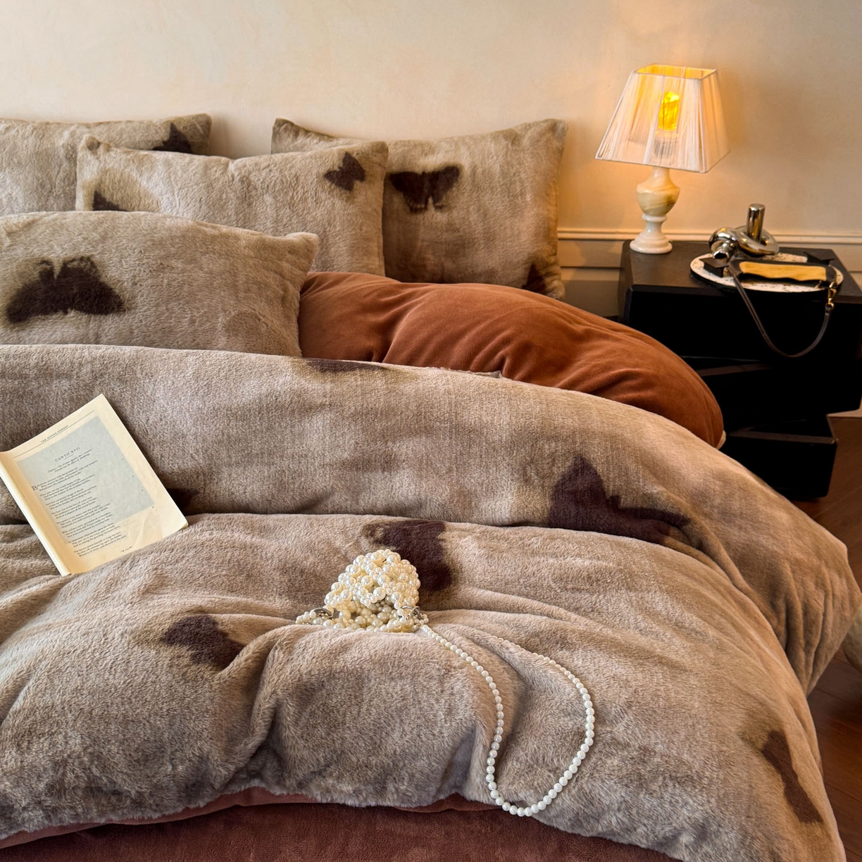 91家纺网 家纺一手货源 找家纺 吾秀家居 绒城 2025 美拉德260克数码兔毛四件套 牛奶绒四件套 - 可可系列 蝶影