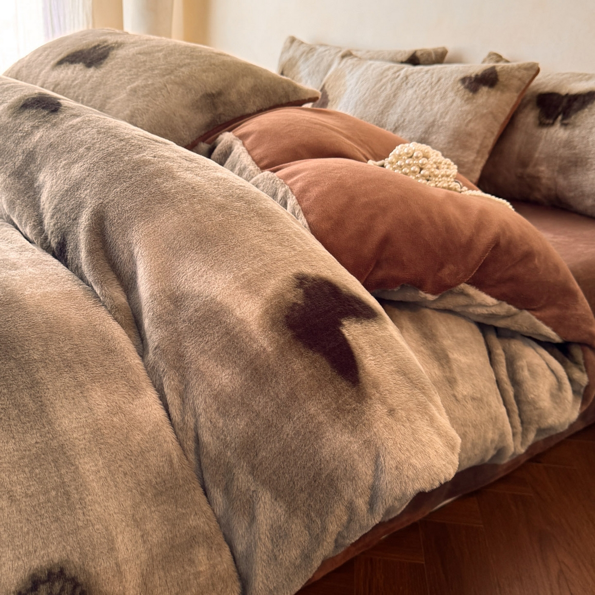 91家纺网 家纺一手货源 找家纺 吾秀家居 绒城 2025 美拉德260克数码兔毛四件套 牛奶绒四件套 - 可可系列 蝶影