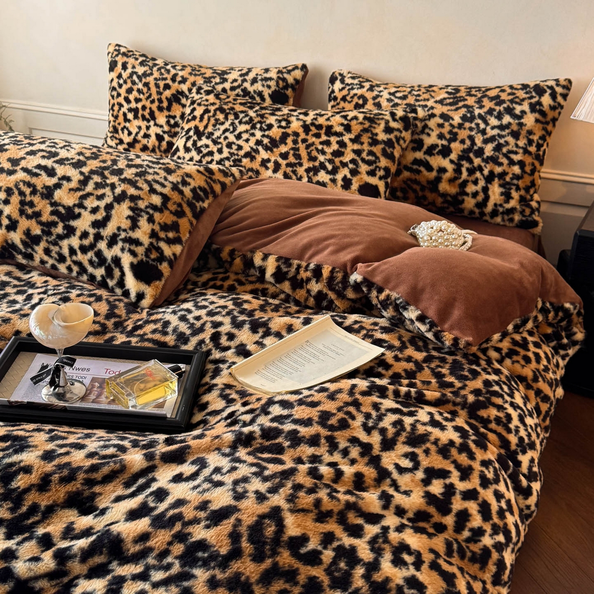 91家纺网 家纺一手货源 找家纺 吾秀家居 绒城 2025 美拉德260克数码兔毛四件套 牛奶绒四件套 - 可可系列 经典豹纹