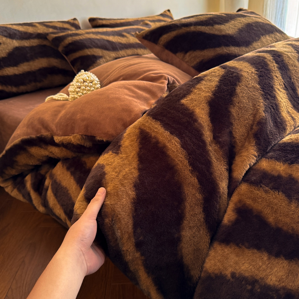 91家纺网 家纺一手货源 找家纺 吾秀家居 绒城 2025 美拉德260克数码兔毛四件套 牛奶绒四件套 - 可可系列 斑马棕