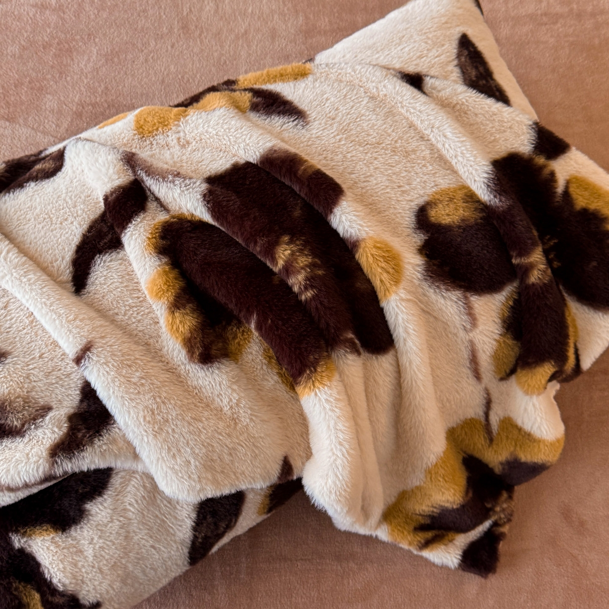 91家纺网 家纺一手货源 找家纺 吾秀家居 绒城 2025 美拉德260克数码兔毛四件套 牛奶绒四件套 - 可可系列 花间汐月