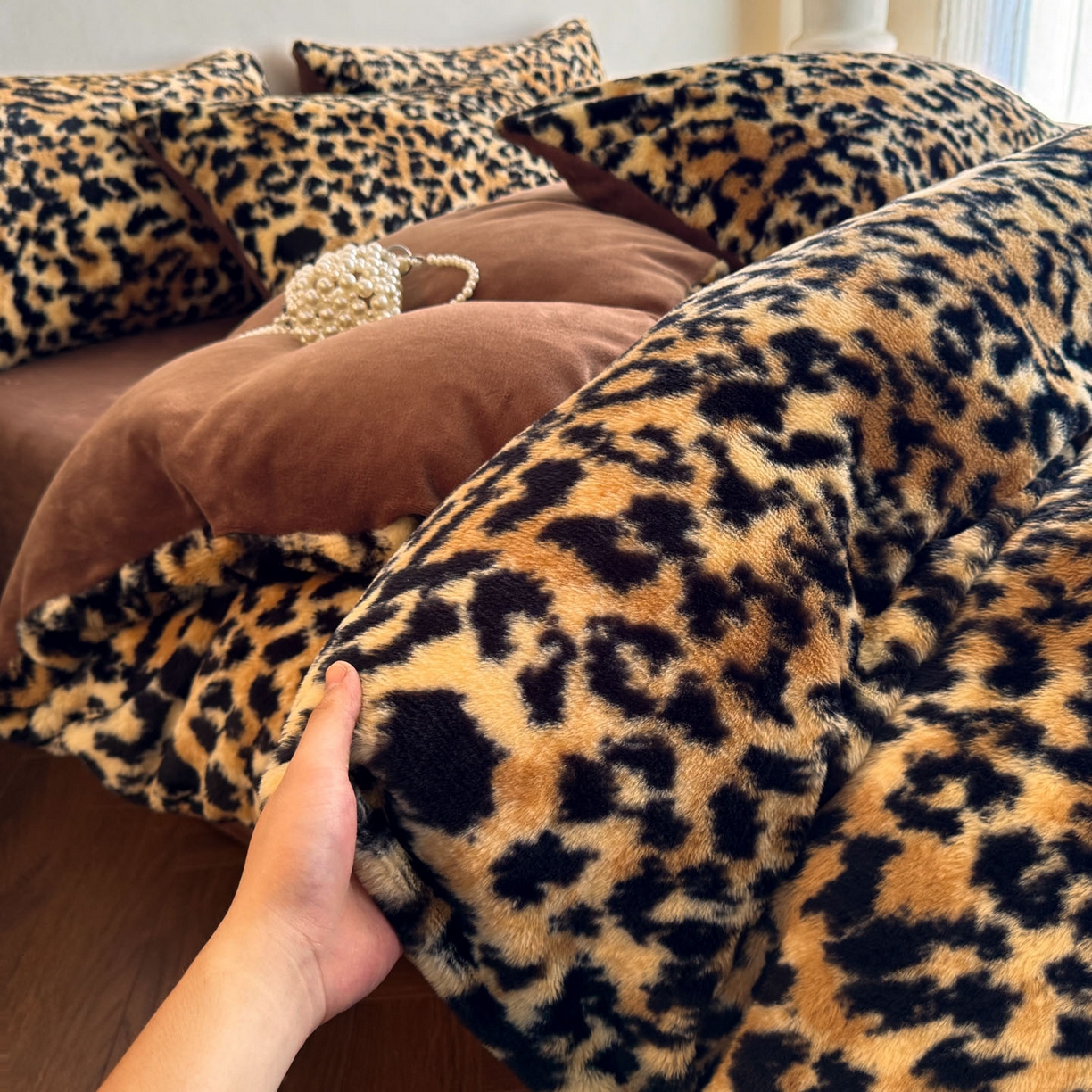 91家纺网 家纺一手货源 找家纺 吾秀家居 绒城 2025 美拉德260克数码兔毛四件套 牛奶绒四件套 - 可可系列 经典豹纹