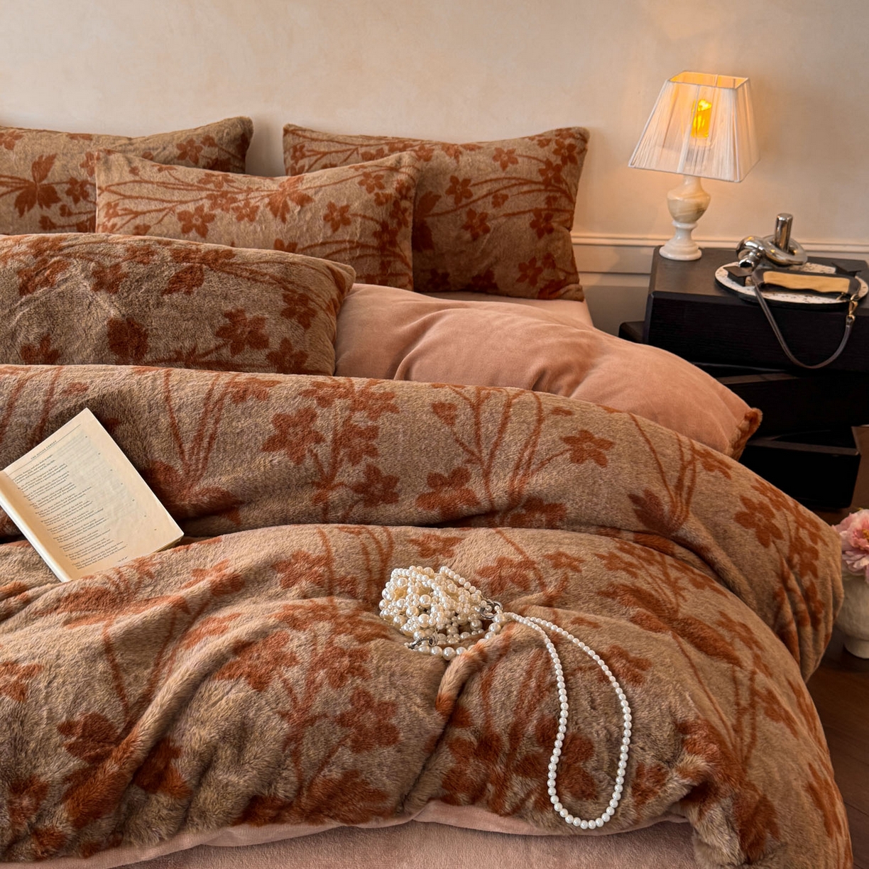 91家纺网 家纺一手货源 找家纺 吾秀家居 绒城 2025 美拉德260克数码兔毛四件套 牛奶绒四件套 - 可可系列 瑞秋-浅咖