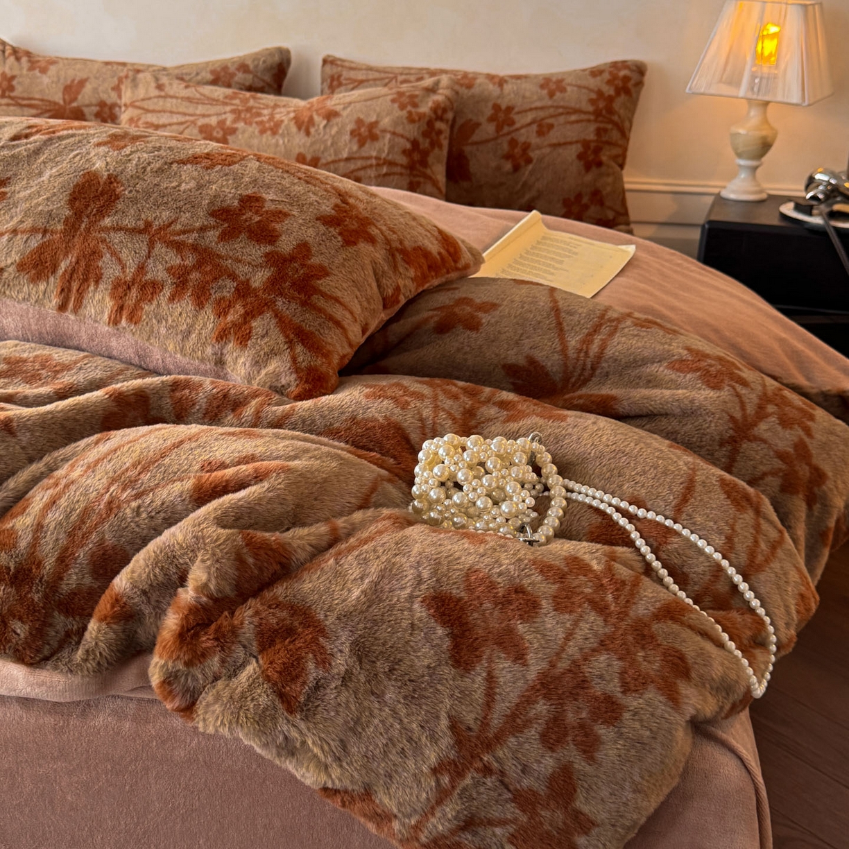 91家纺网 家纺一手货源 找家纺 吾秀家居 绒城 2025 美拉德260克数码兔毛四件套 牛奶绒四件套 - 可可系列 瑞秋-浅咖