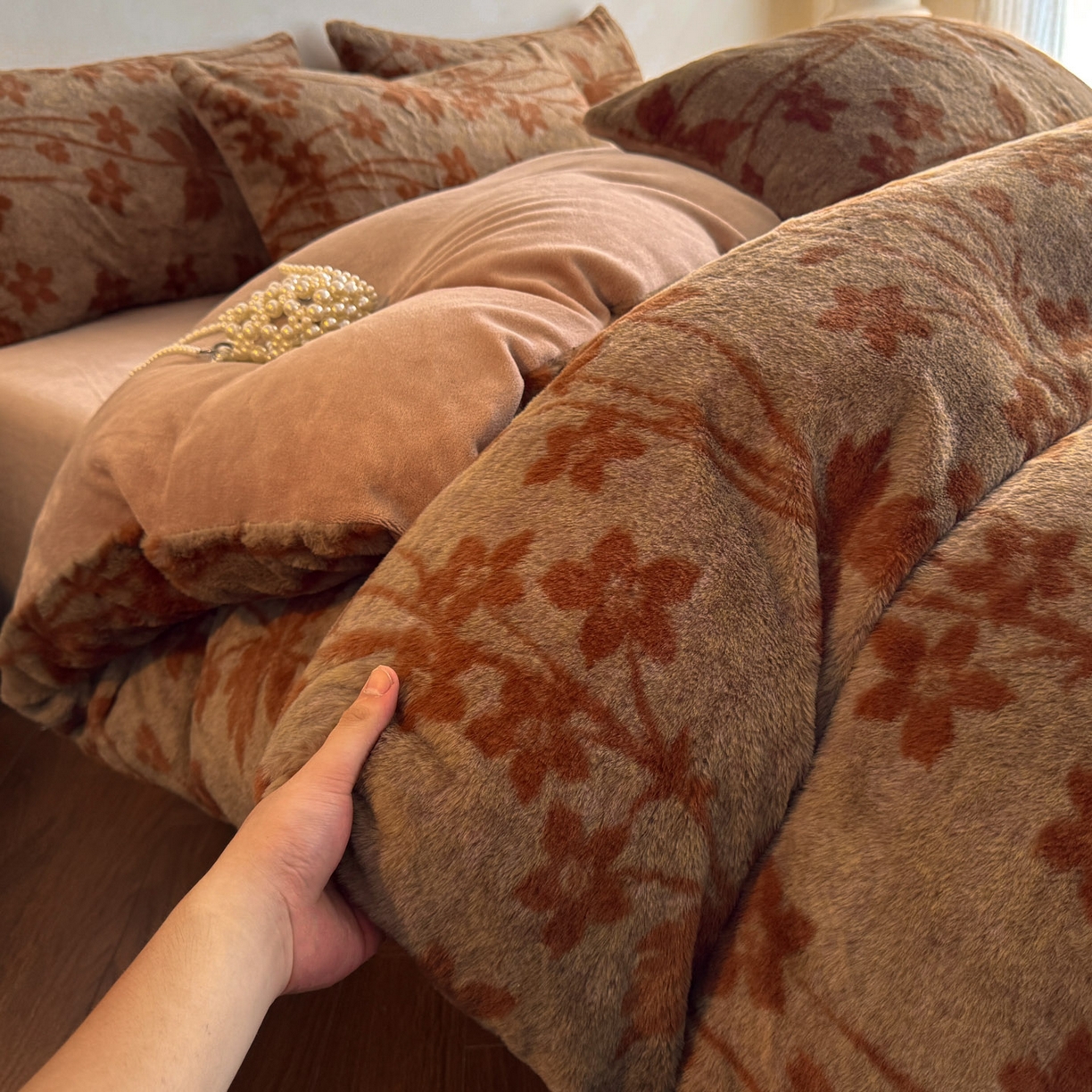 91家纺网 家纺一手货源 找家纺 吾秀家居 绒城 2025 美拉德260克数码兔毛四件套 牛奶绒四件套 - 可可系列 瑞秋-浅咖