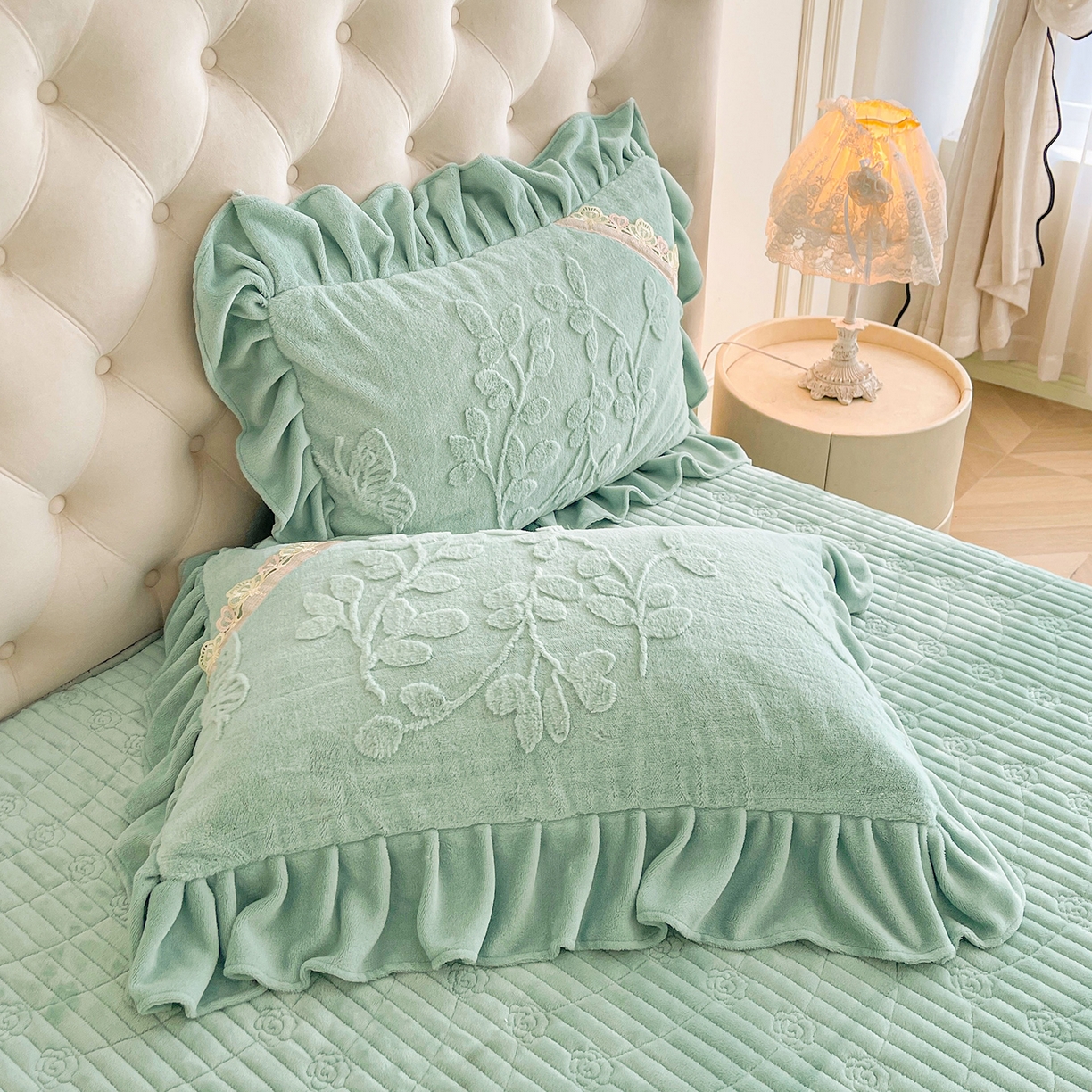 91家纺网 家纺一手货源 找家纺 宜凡家纺 2025新款兔绒提花花边牛奶绒床盖三件套 万物生-青果绿