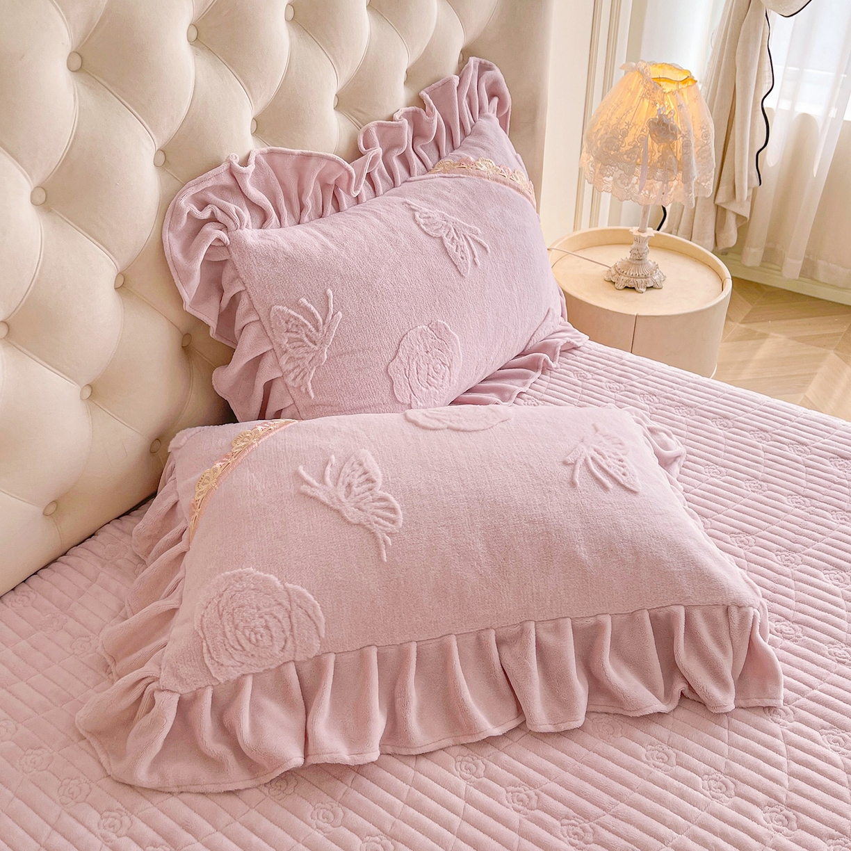 91家纺网 家纺一手货源 找家纺 宜凡家纺 2025新款兔绒提花花边牛奶绒床盖三件套 蝶恋花-优雅紫