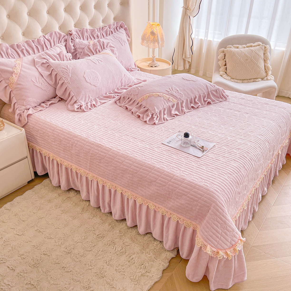 91家纺网 家纺一手货源 找家纺 宜凡家纺 2025新款兔绒提花花边牛奶绒床盖三件套 蝶恋花-优雅紫