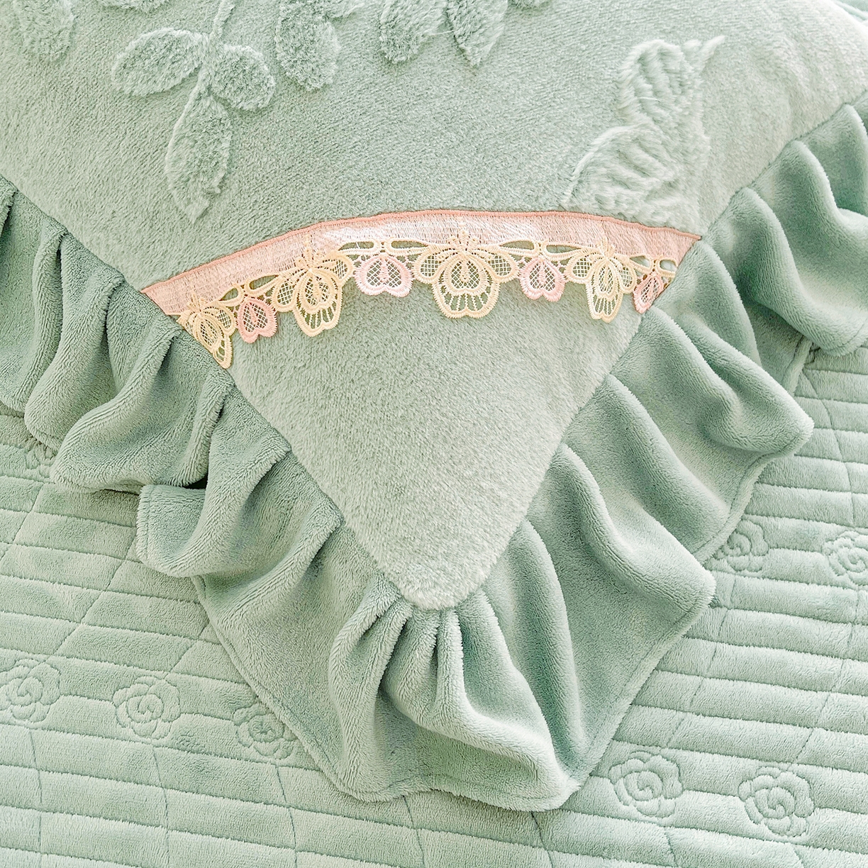 91家纺网 家纺一手货源 找家纺 宜凡家纺 2025新款兔绒提花花边牛奶绒床盖三件套 万物生-青果绿