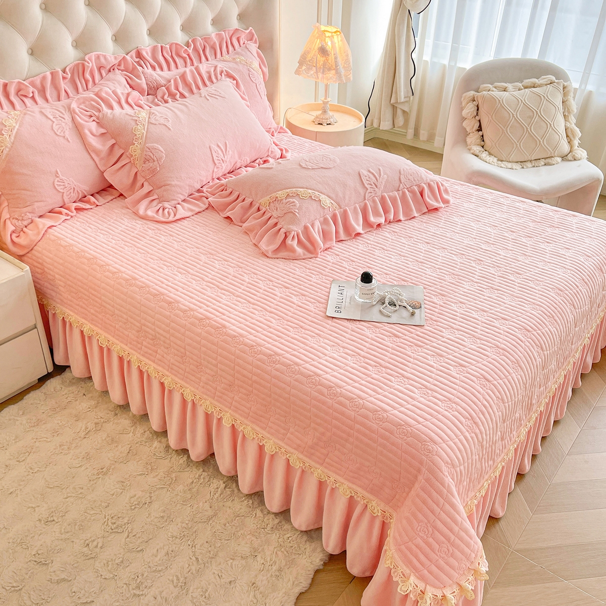 91家纺网 家纺一手货源 找家纺 （总）宜凡家纺 2025新款兔绒提花花边牛奶绒床盖三件套