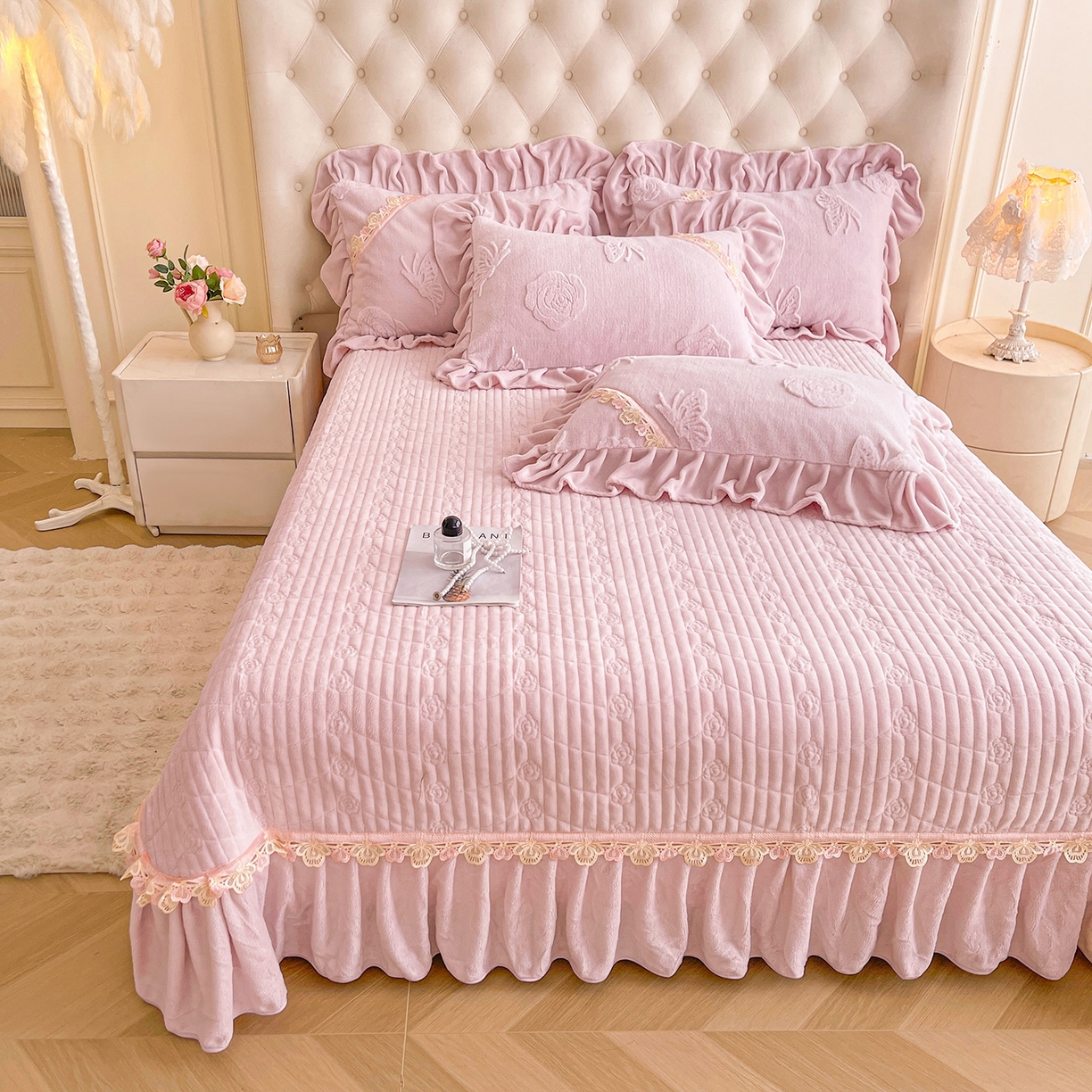 91家纺网 家纺一手货源 找家纺 宜凡家纺 2025新款兔绒提花花边牛奶绒床盖三件套 蝶恋花-优雅紫