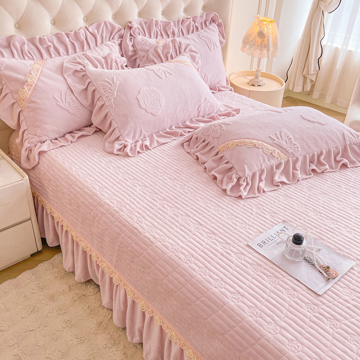 91家纺网 家纺一手货源 找家纺 宜凡家纺 2025新款兔绒提花花边牛奶绒床盖三件套 蝶恋花-优雅紫