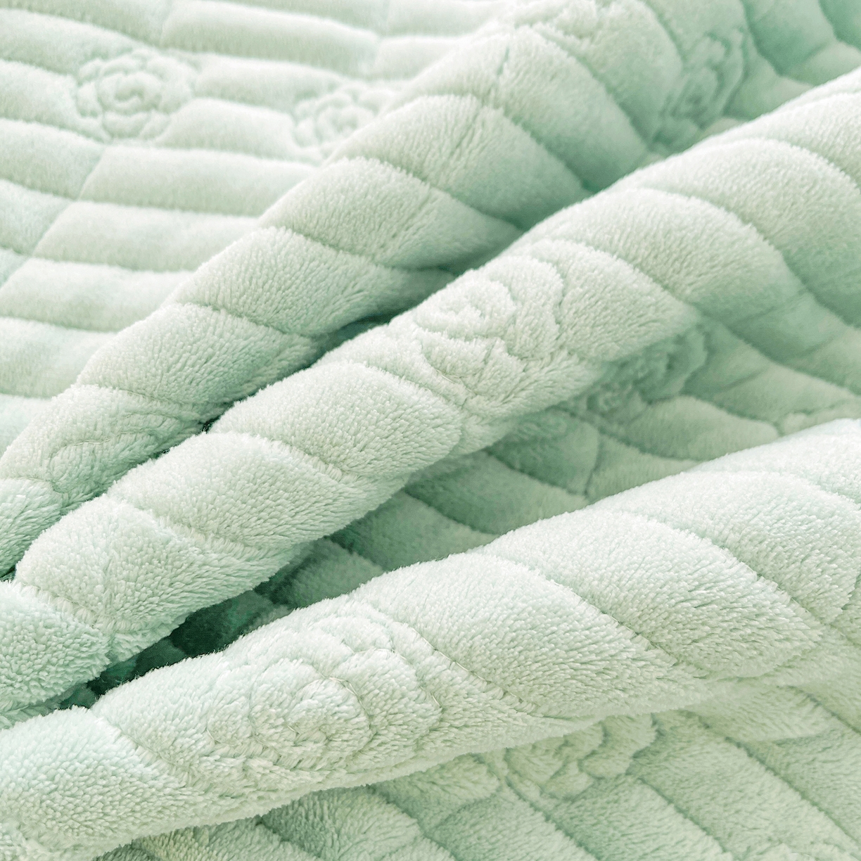 91家纺网 家纺一手货源 找家纺 宜凡家纺 2025新款兔绒提花花边牛奶绒床盖三件套 万物生-青果绿