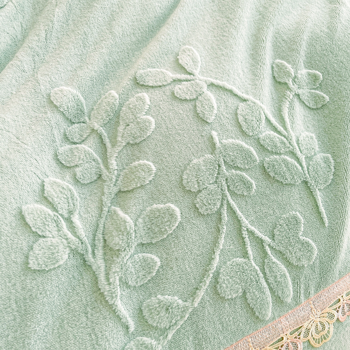 91家纺网 家纺一手货源 找家纺 宜凡家纺 2025新款兔绒提花花边牛奶绒床盖三件套 万物生-青果绿